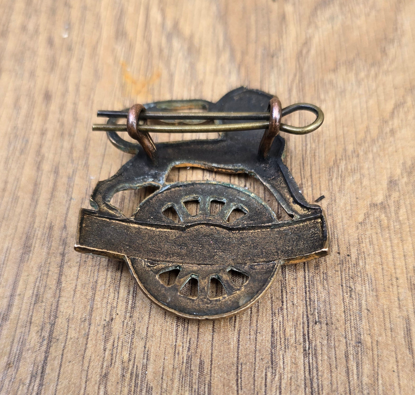 RA 7826  BRITISH RAILWAYS MIDLAND REGIN LION OVER WHEEL INSPECTORS BADGE