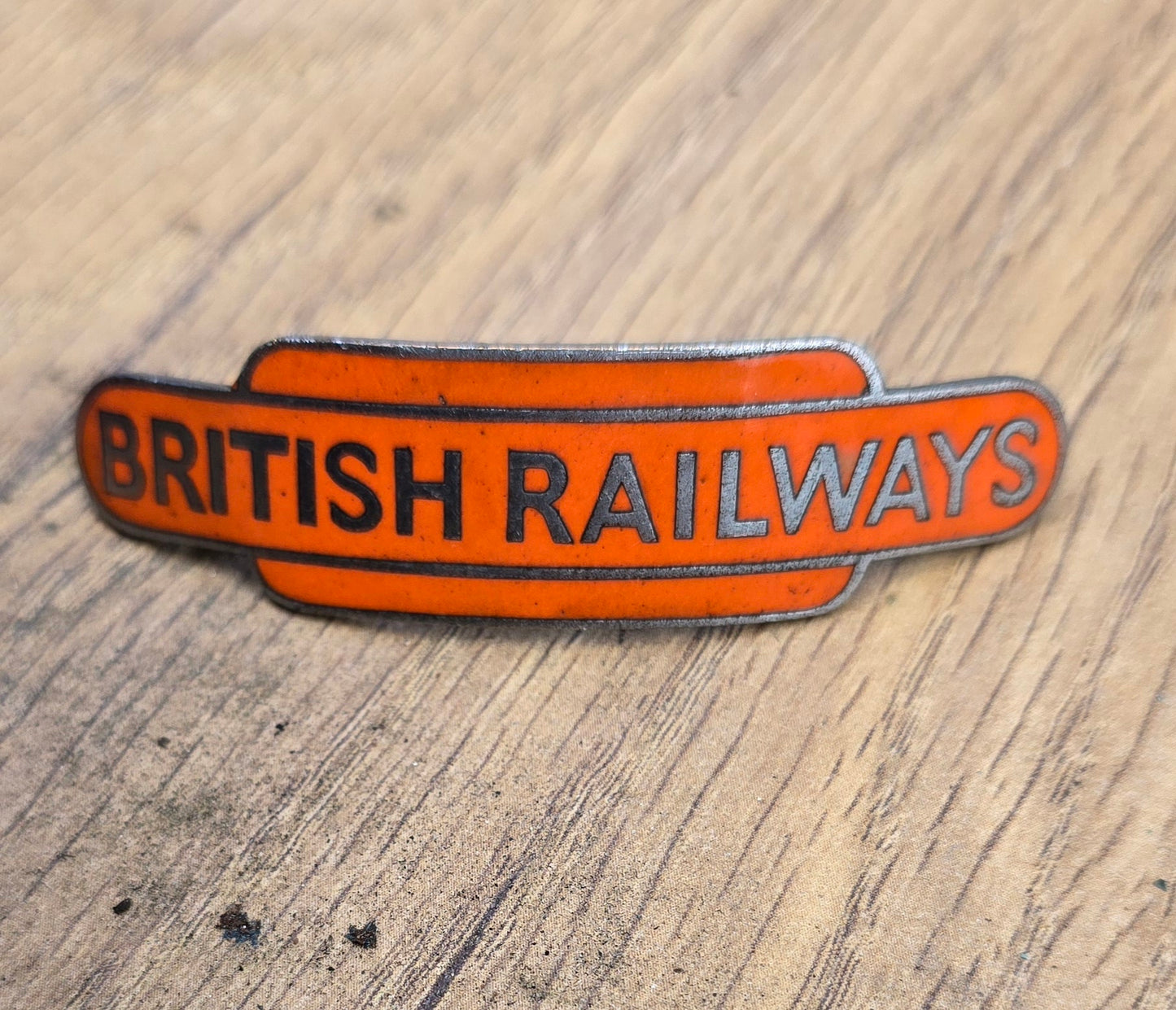 RA 7985 BRITISH RAILWAYS NORTH EASTERN REGION ENAMEL CAP BADGE