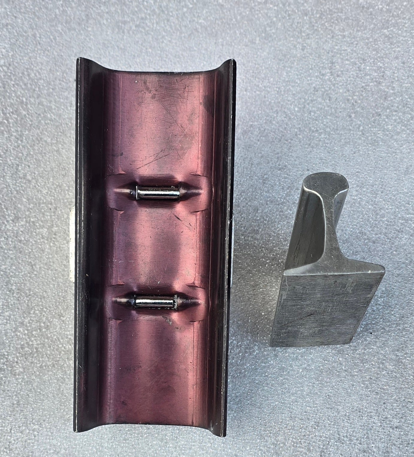 RA 8217 EXHIBITION MODEL OF FLAT BOTTOM RAIL ON SLEEPER WITH PANDREL FIXINGS.