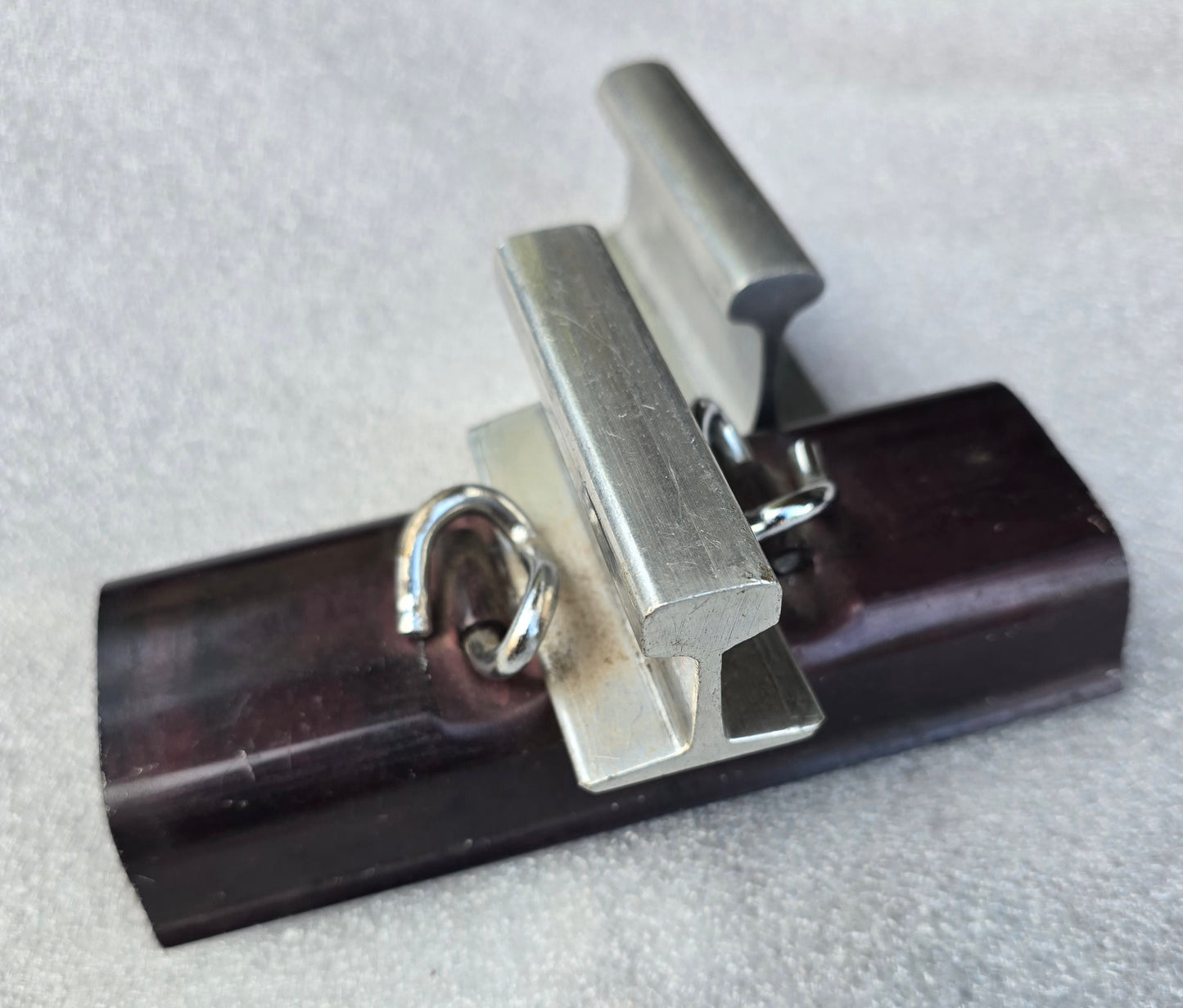 RA 8217 EXHIBITION MODEL OF FLAT BOTTOM RAIL ON SLEEPER WITH PANDREL FIXINGS.