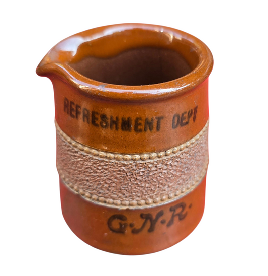 RA 8021   GREAT NORTHERN RAILWAY SMALL MILK JUG "REFRESHMENTS DEPT"