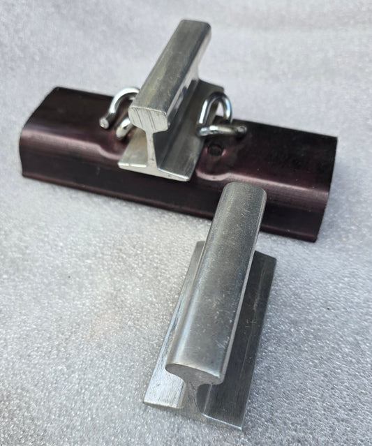 RA 8217 EXHIBITION MODEL OF FLAT BOTTOM RAIL ON SLEEPER WITH PANDREL FIXINGS.