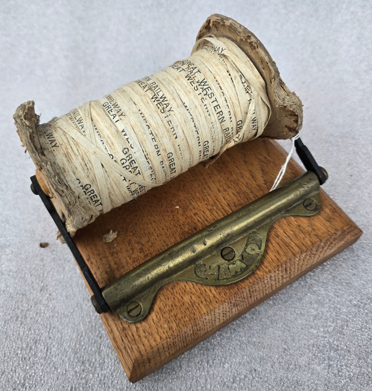 RA 7186  G.W.R. TOILET ROLL HOLDER WITH G.W.R. PARCEL TIE