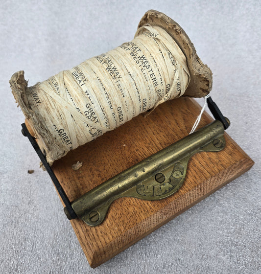 RA 7186  G.W.R. TOILET ROLL HOLDER WITH G.W.R. PARCEL TIE