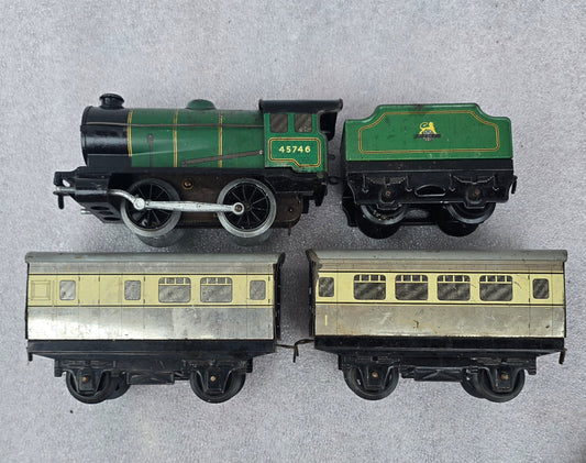 RA 8221  HORNBY TINPLATE O GAUGE CLOCKWORK LOCO AND CARRIAGES.