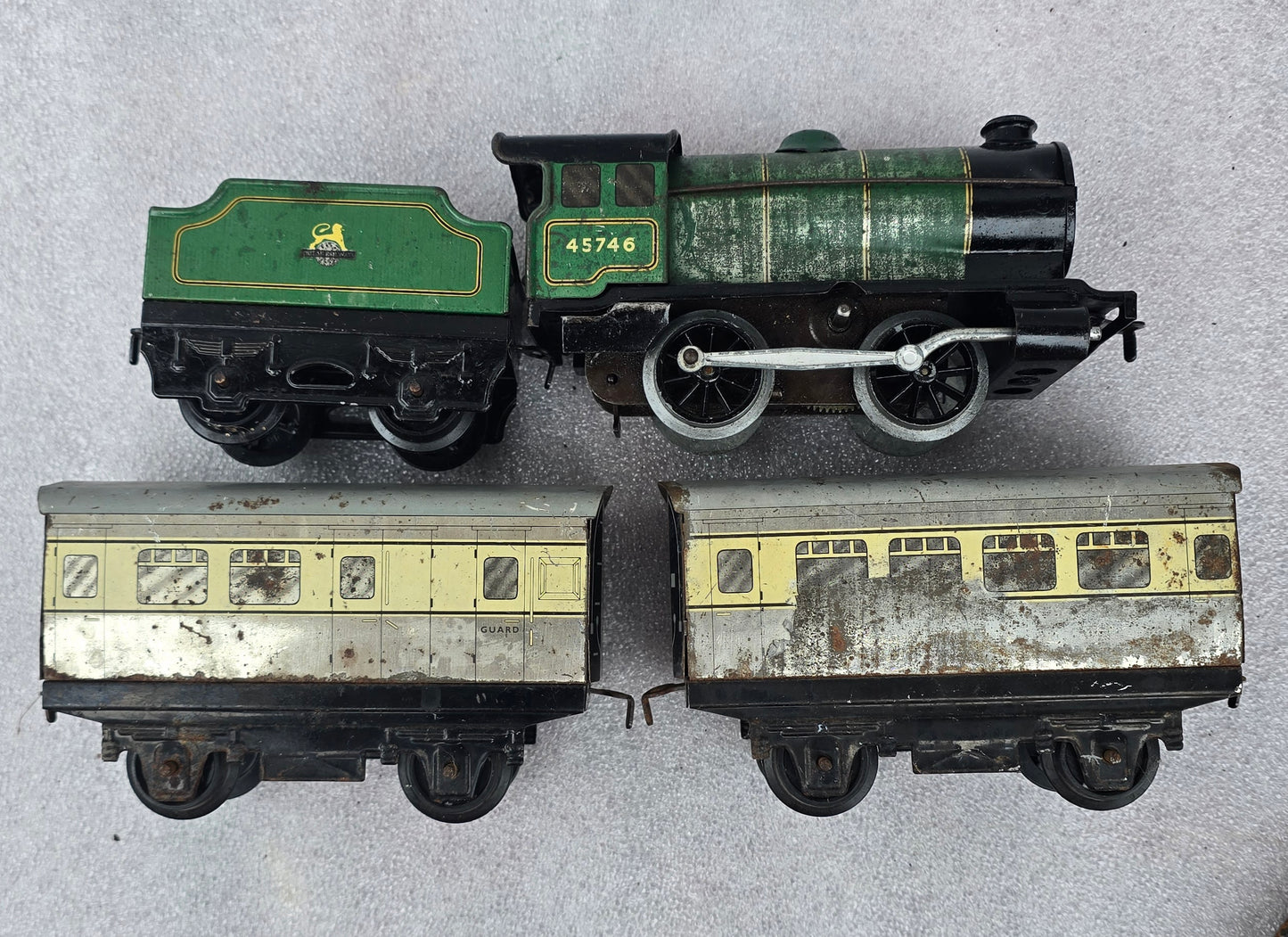 RA 8221  HORNBY TINPLATE O GAUGE CLOCKWORK LOCO AND CARRIAGES.