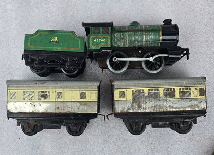 RA 8221  HORNBY TINPLATE O GAUGE CLOCKWORK LOCO AND CARRIAGES.
