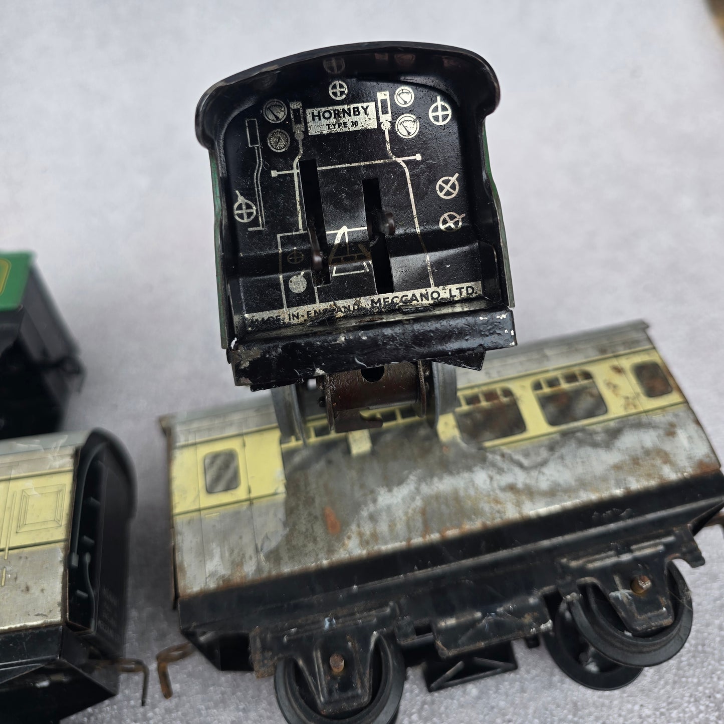 RA 8221  HORNBY TINPLATE O GAUGE CLOCKWORK LOCO AND CARRIAGES.