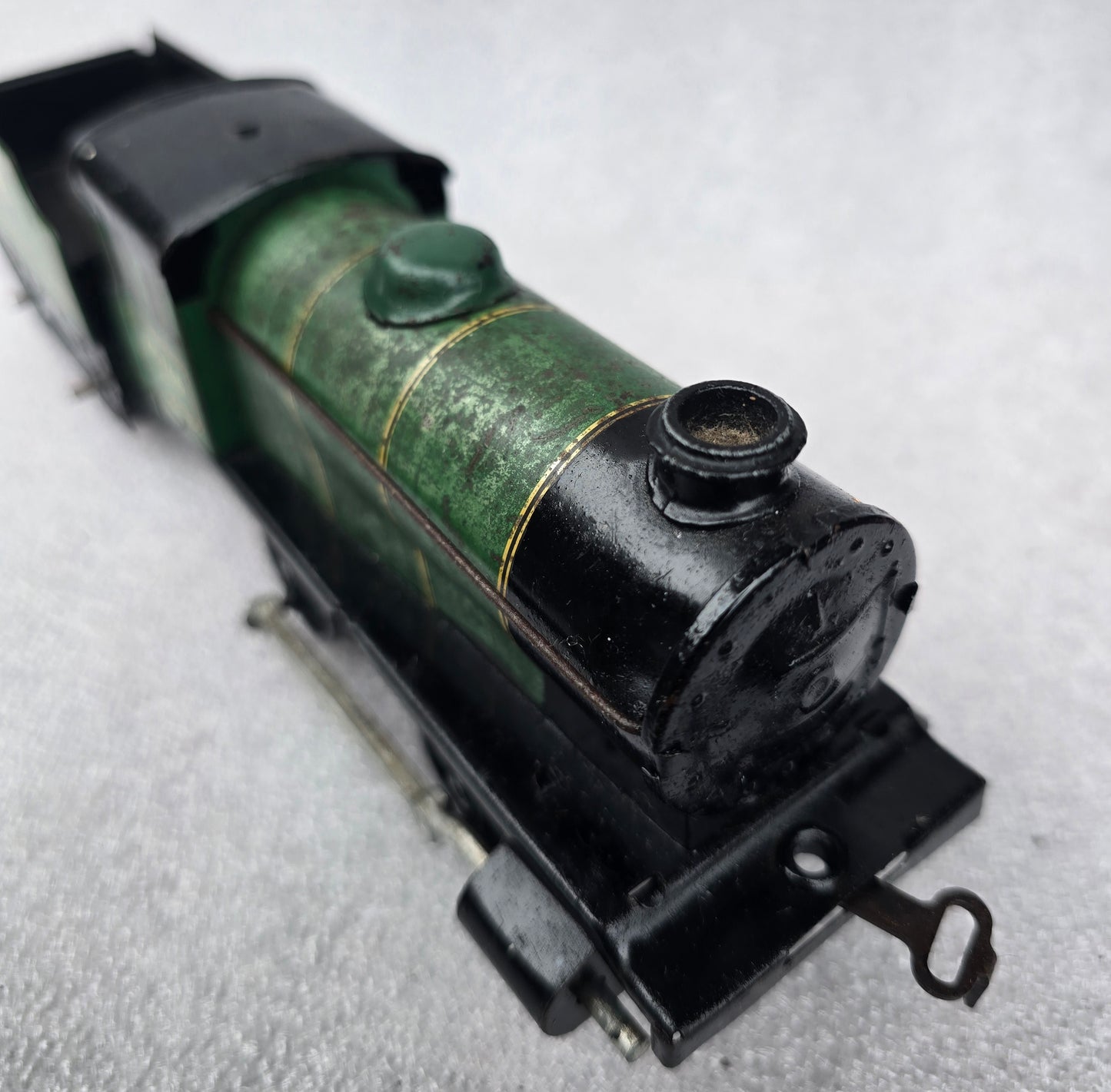 RA 8221  HORNBY TINPLATE O GAUGE CLOCKWORK LOCO AND CARRIAGES.