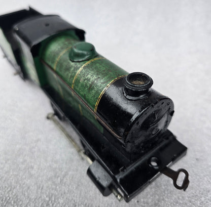 RA 8221  HORNBY TINPLATE O GAUGE CLOCKWORK LOCO AND CARRIAGES.