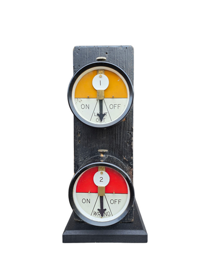 RA 8391 BR-WR "PAIR OF COLOUR LIGHT SIGNALS ON "TOMBSTONE"