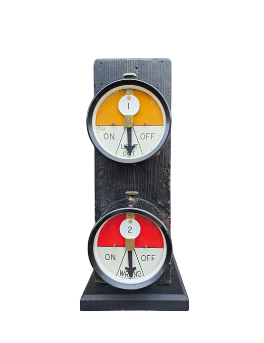 RA 8391 BR-WR "PAIR OF COLOUR LIGHT SIGNALS ON "TOMBSTONE"