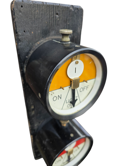 RA 8391 BR-WR "PAIR OF COLOUR LIGHT SIGNALS ON "TOMBSTONE"