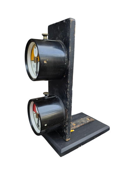 RA 8391 BR-WR "PAIR OF COLOUR LIGHT SIGNALS ON "TOMBSTONE"