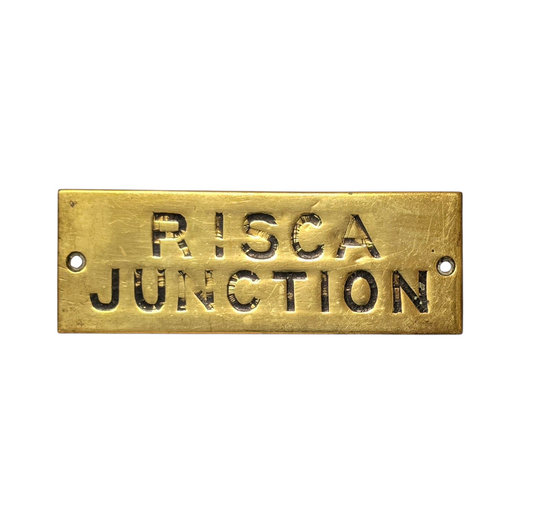 RA 8794P  G.W.R. BRASS  HAND  CUT SHELF PLATE "RISCA JUNCTION"